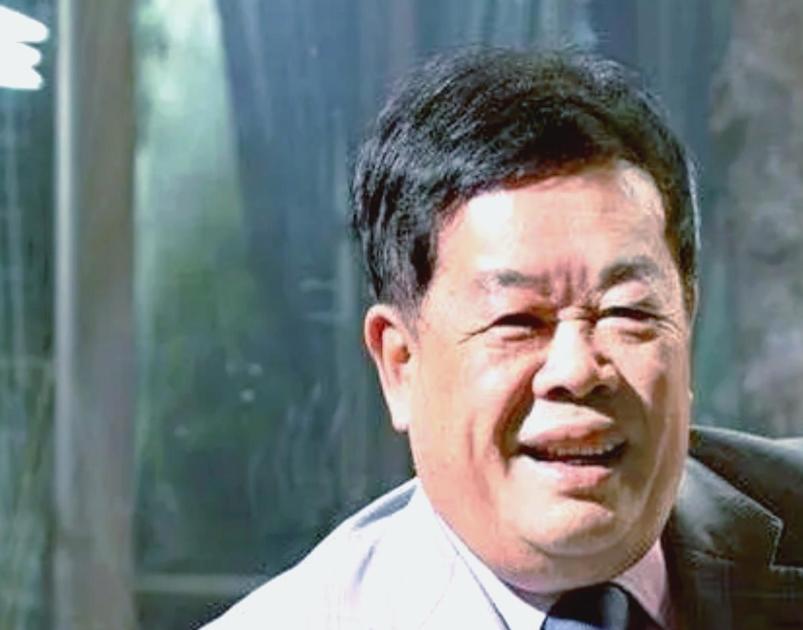 1983年，曹德旺去旅游买了一根拐杖，坐车时被司机呵斥：“小心点，碰坏车玻璃你可