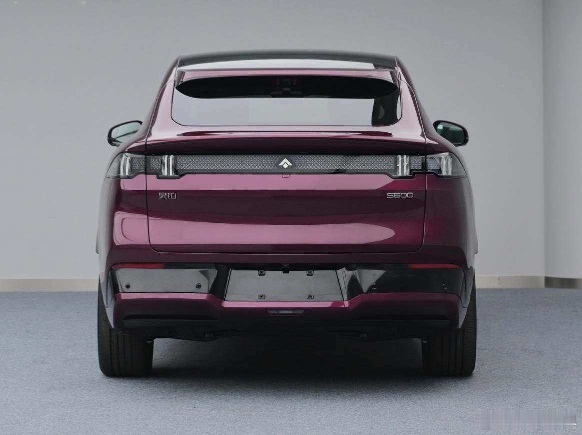 工信部车展：昊铂S600，纯电+增程。有没有觉得这个屁股似曾相识，不难评。新能源