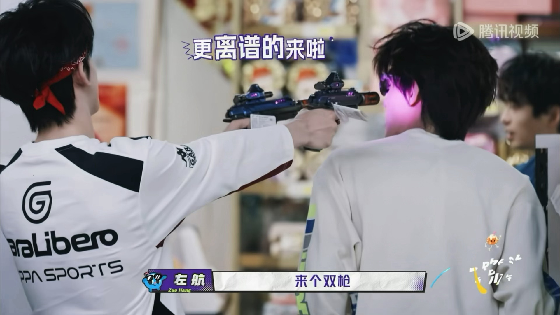 我nia，好可爱，这搞怪妞就这样对大宝哥bangbang两枪，给大宝哥吓得狗躯一