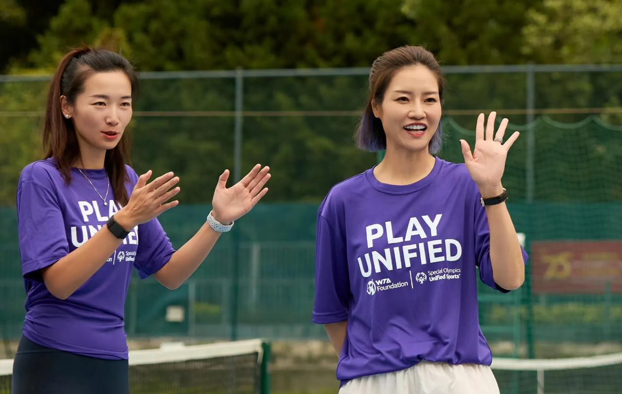 退役的前国网大满贯球员李娜现身香港担任保诚香港网球公开赛的 赛事总监。一身紫色休