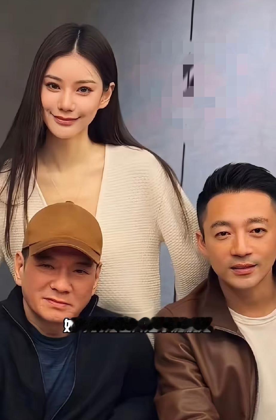 世人总用完美标准定义亲情，殊不知最动人的父女情，往往藏在反差满满的相处模式里！马