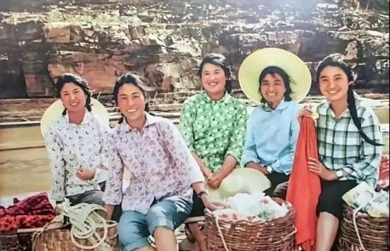 1971年，女知青宋梅为了报恩，嫁给了一名农民。在洞房花烛夜，她被眼前的情景吓得
