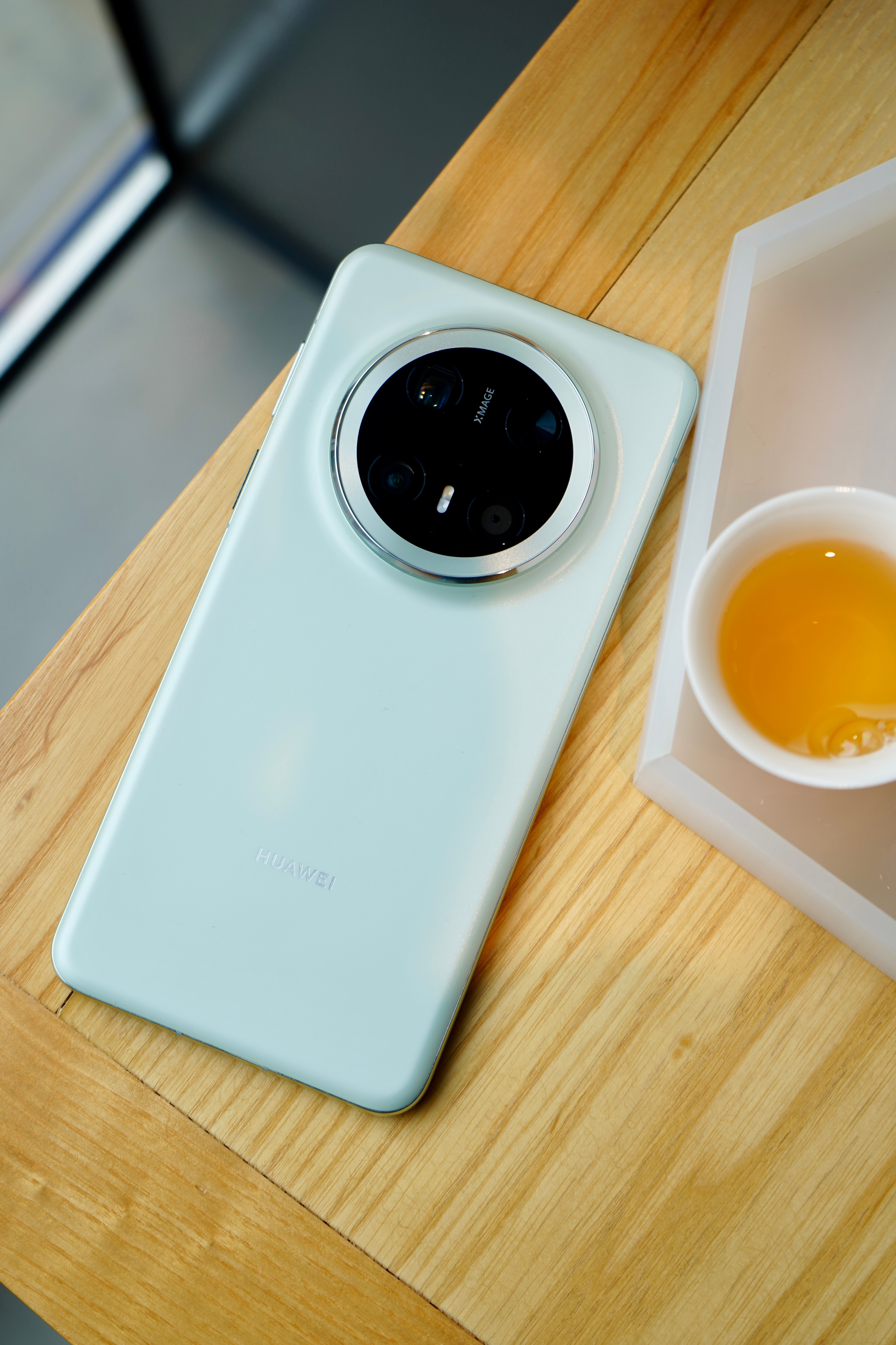 华为 Mate70 Pro拍了一组上手图，质感没得说，设计传承性很明显，一眼看过