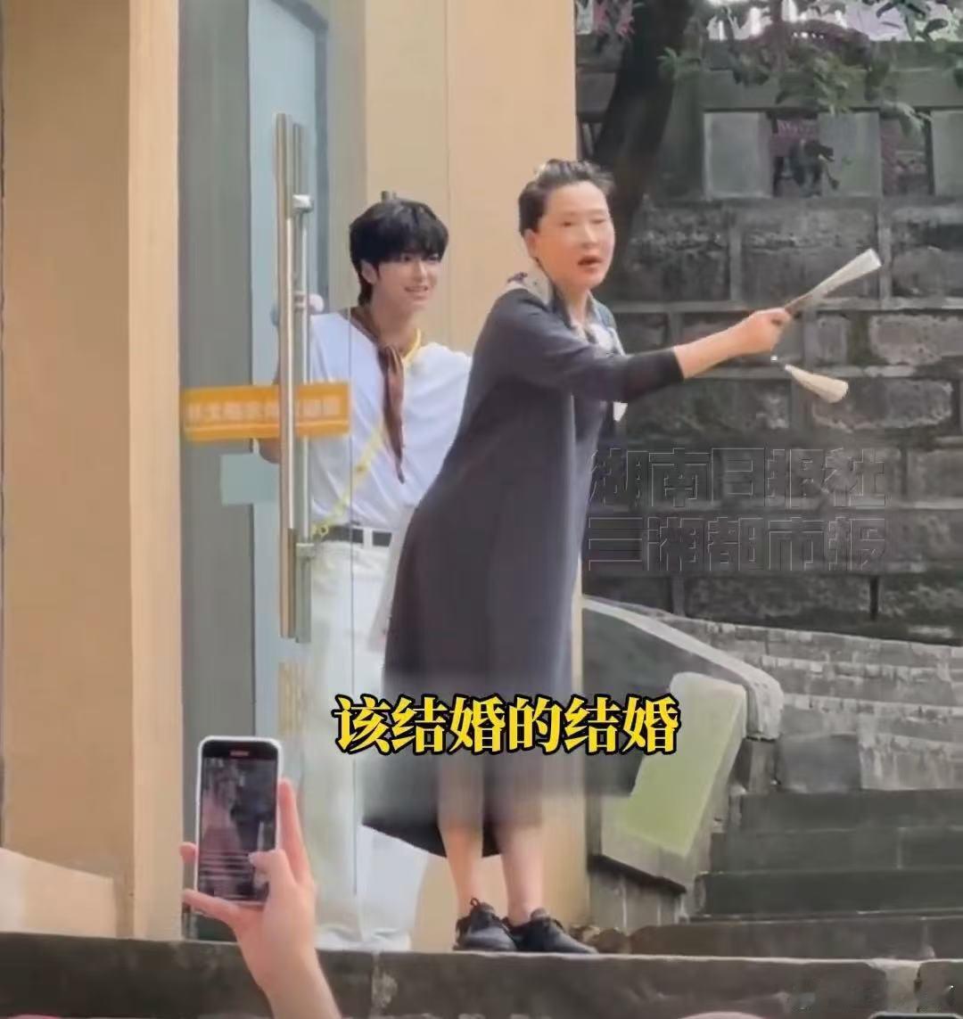 一路繁花 何赛飞喊话追星者结婚生娃 被何赛飞这位老艺术家圈粉了！说让粉丝除了追星