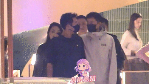 韩庚郑恺搂肩热聊无视王中磊韩庚和郑恺关系好好啊。郑恺提着好酒乘车来到饭店参加聚餐