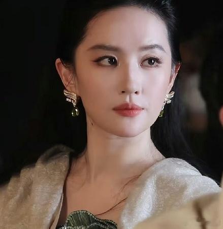 我闺蜜在上海见到了刘亦菲， 回来偷偷跟我说， 以后别再说刘亦菲是美女，你是不知道