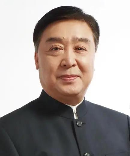 “侯宝林关门弟子，65岁倒在哈尔滨。
”2018年9月28日，师胜杰走了。
