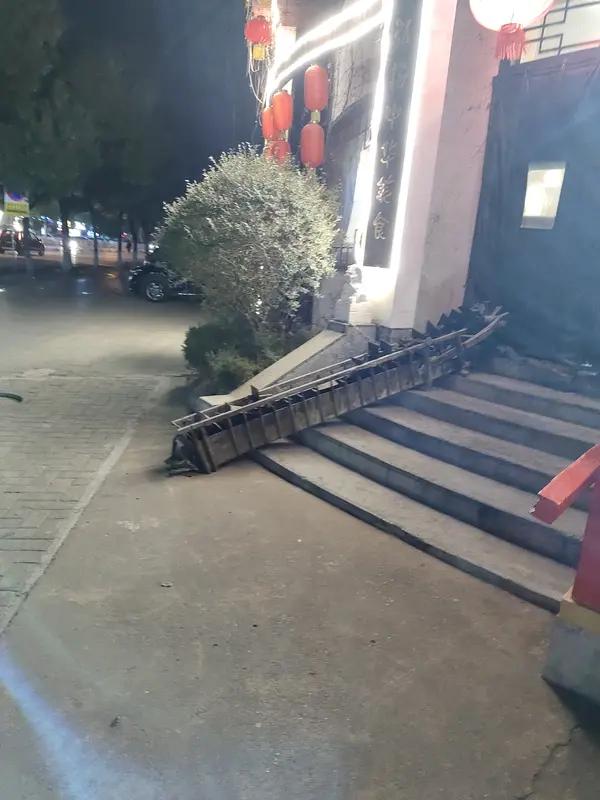 湖南岳阳一轿车冲进早餐面馆，知情人称女司机准备送孙子去上学；老板：老顾客停车时误