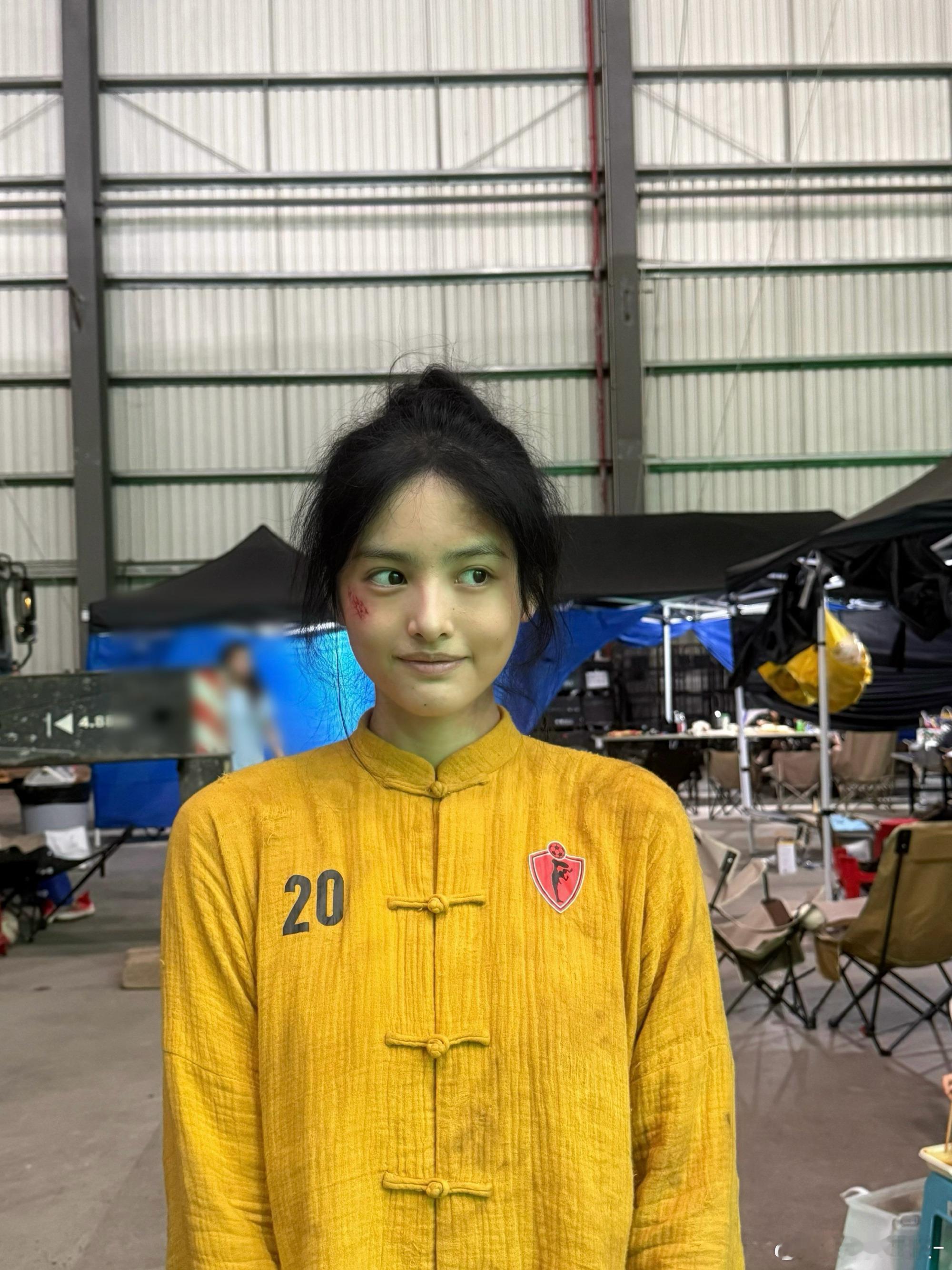 雪野曝周星驰张小斐艾米林子聪幕后照星女郎雪野发功夫女足幕后花絮照难得一见的主创大