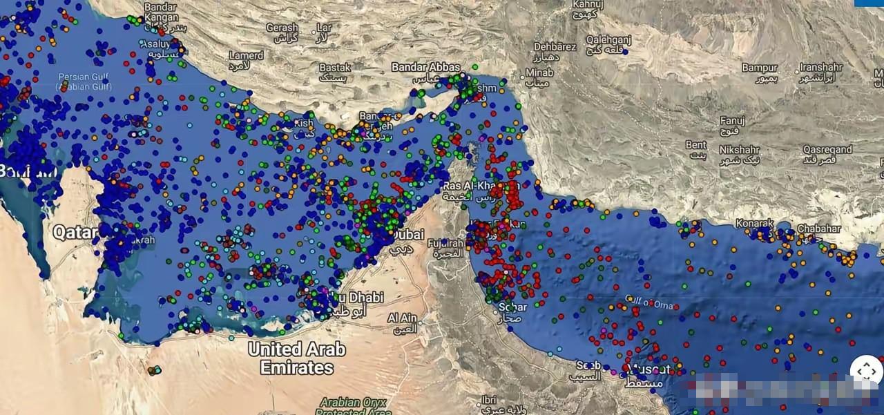 这回玩大的了！

伊朗直接用无线电宣布，禁止所有船只通过霍尔木兹海峡，全球能源咽