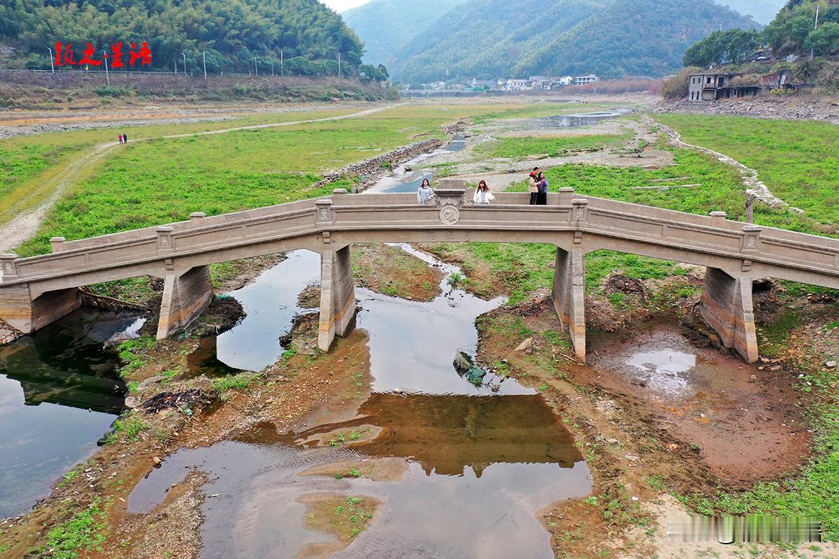今秋以来雨水较少，各大水库的水位持续下降，原本淹没于水下的景物重见天日。
浙江省