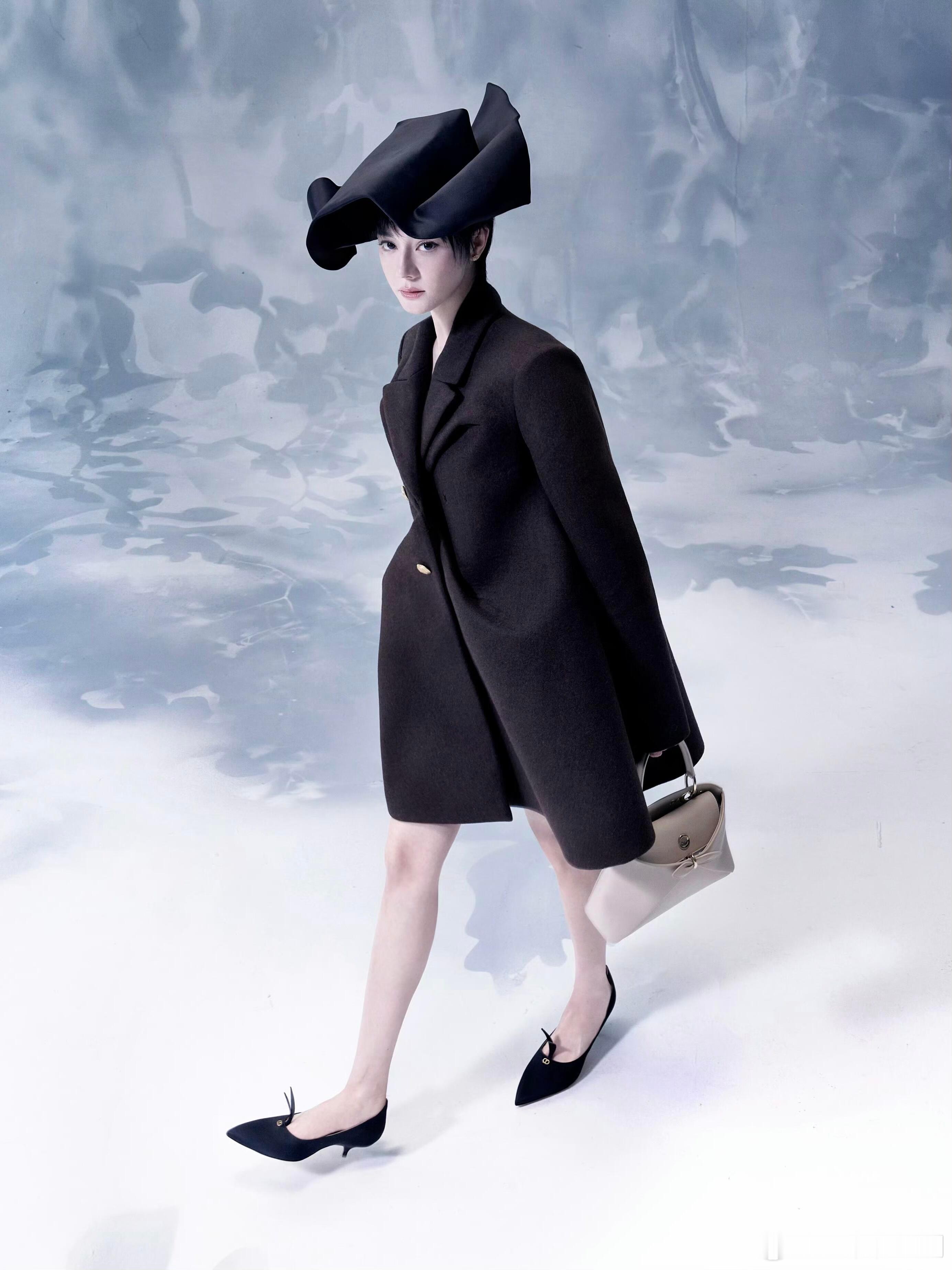 全满贯诞生！！迪丽热巴 × ELLE 2026三月开季封面，身穿品牌新总监首季登