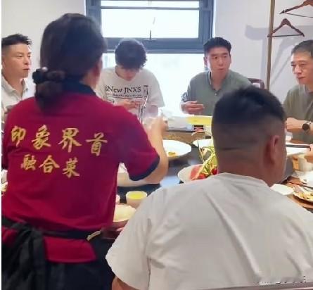 8月14日，于东来现身阜阳，在界首一家饭店内聚餐，热情和大家合影，还笑着问候大家
