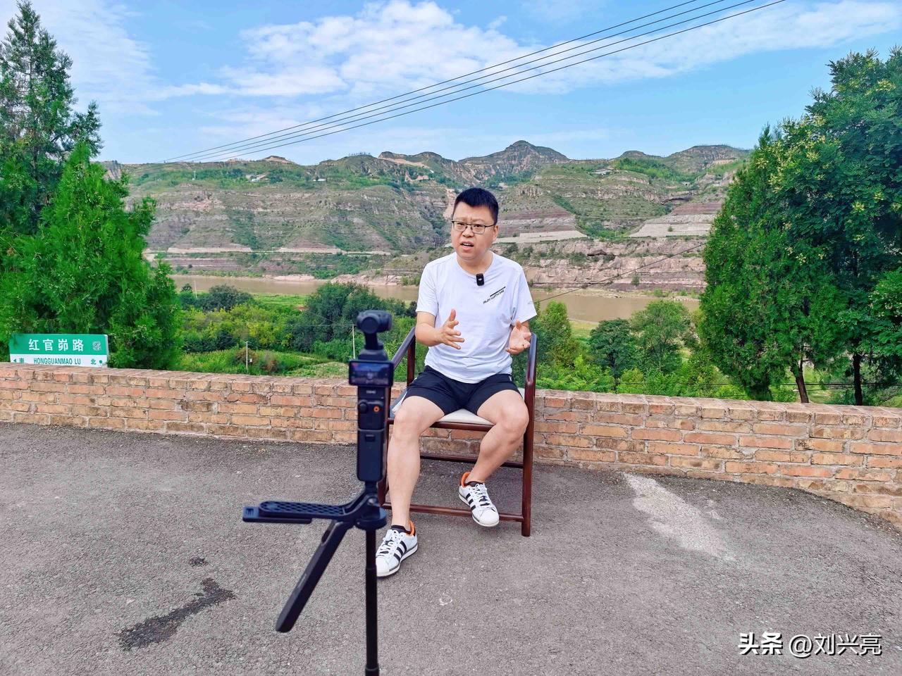 我家院外，黄河岸边，亮三点[呲牙]