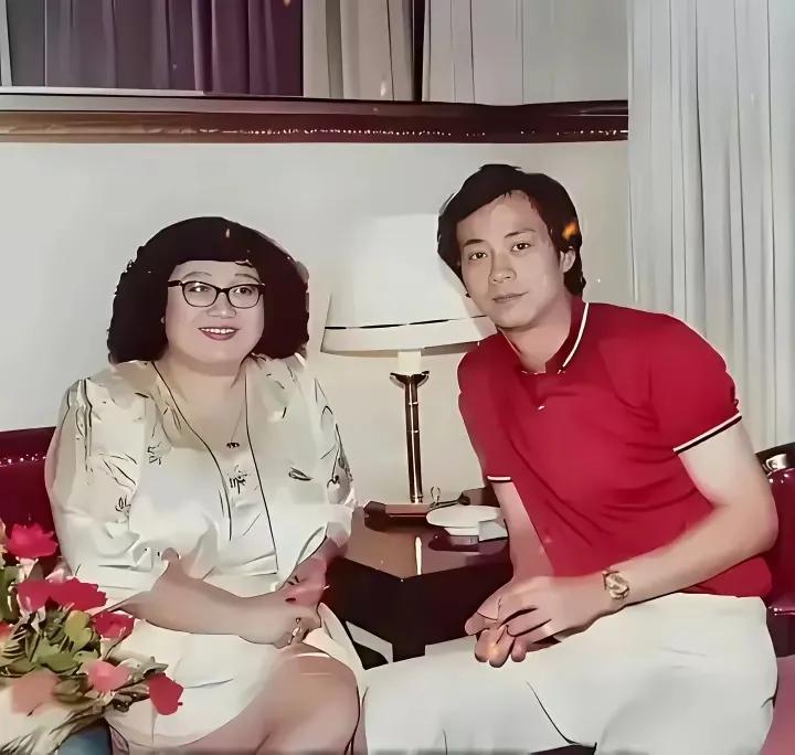 这是当年沈殿霞和郑少秋的一张合影，沈殿霞这时已是大牌明星，而郑少秋是刚上荧幕的无