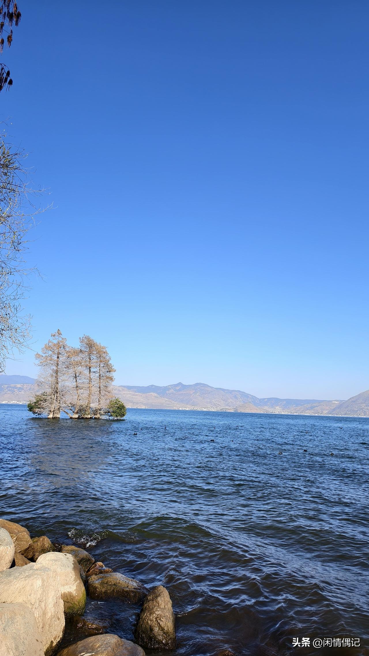 昨晚跟朋友约饭，迟到了十分钟，解释了一句“路上有点堵”，对方却笑着说“你以前可从