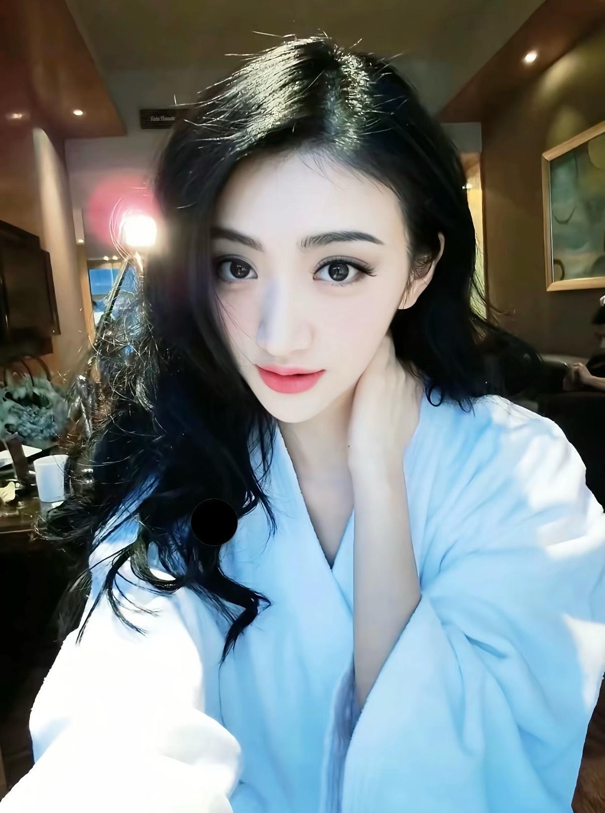 身价85亿美金依然掩盖不了当年在北京买150块羽绒服都要思考两天的穷酸味 景甜 