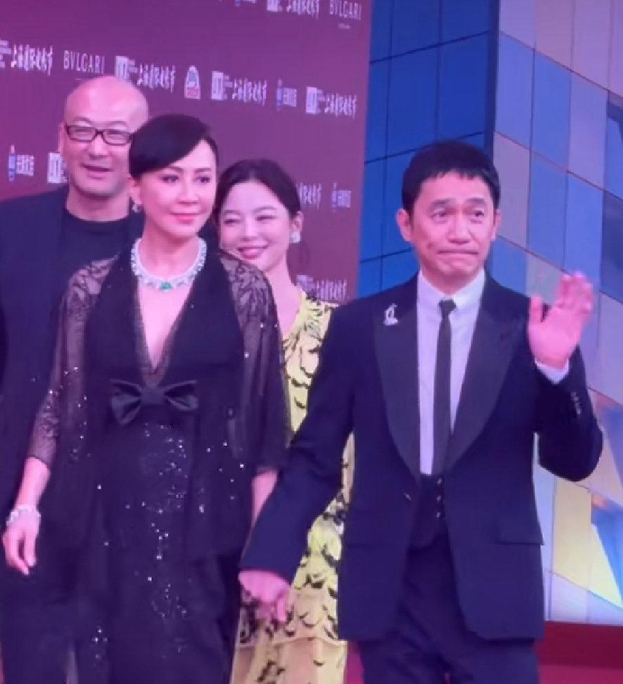 哪是什么梁朝伟"携"刘嘉玲走红毯——分明是刘嘉玲牵着自家"i人小朋友"出门！😄