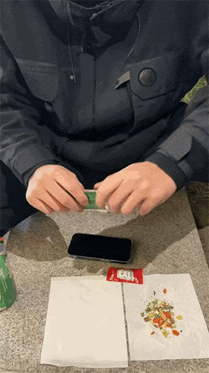 泡面配料最高级的吃法，没有想到吧？我们小时候的吃法竟然还存在。