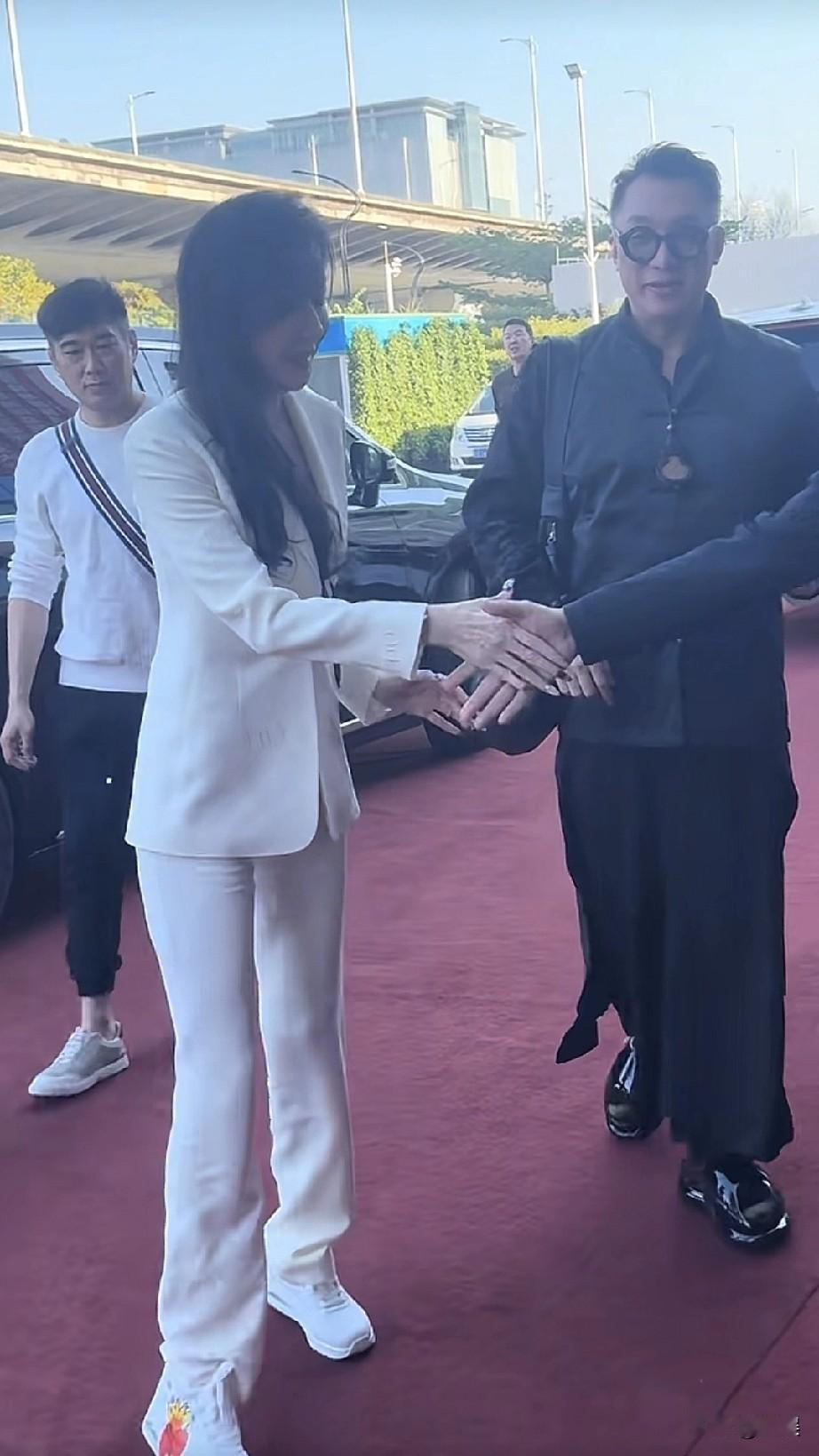 在珠海中旭医学大厦的红毯上，萧蔷身着一身简约大气的白色西服套装优雅亮相~利落的剪