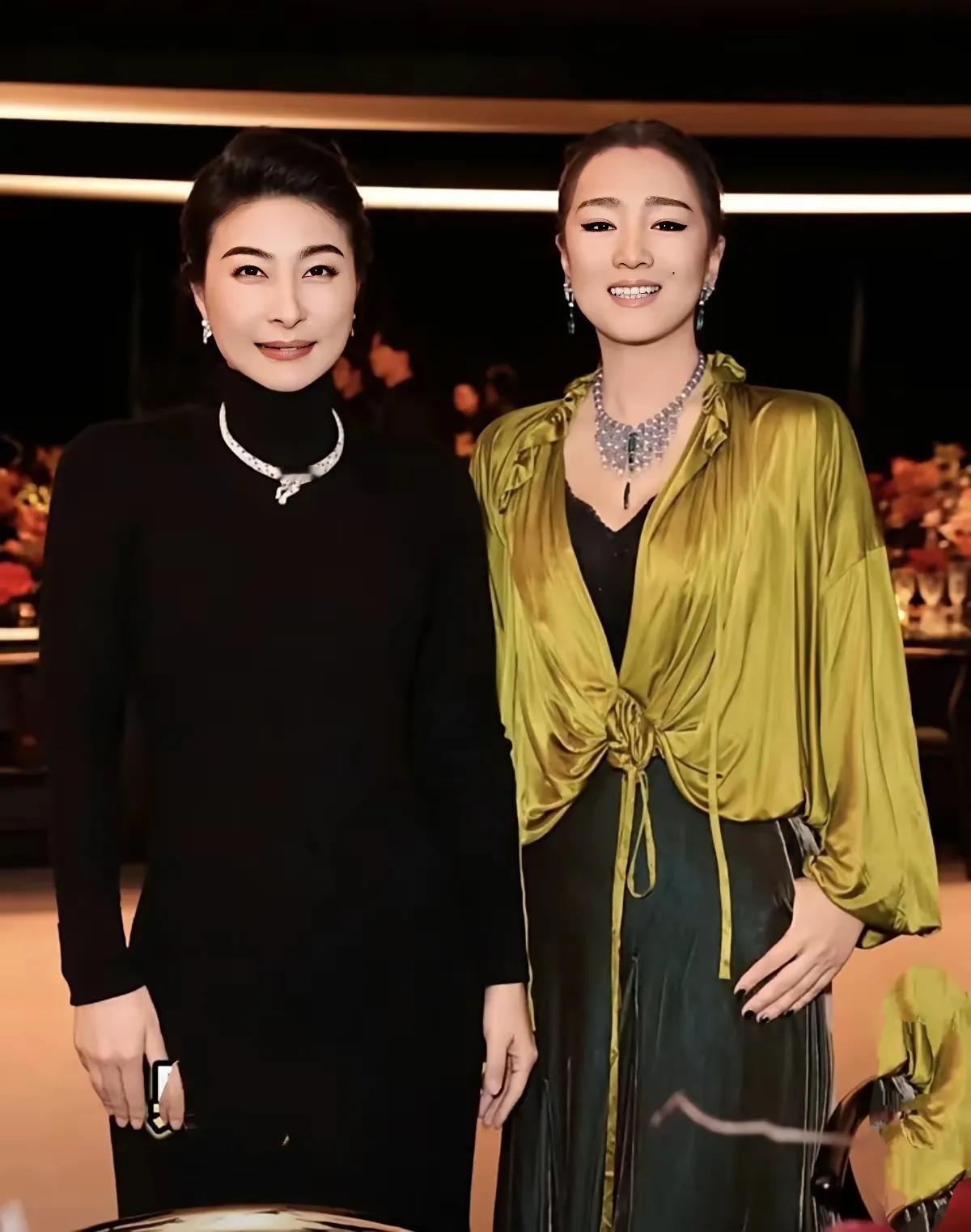 一个是能低调就低调，
绝不奢华，
一个是是能奢华就奢华
绝不低调！
气场都很强大