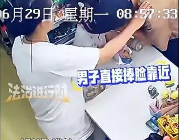 2026年6月29日北京，一名女童坐在超市收银柜台上玩耍，妈妈就在一旁守着，一位