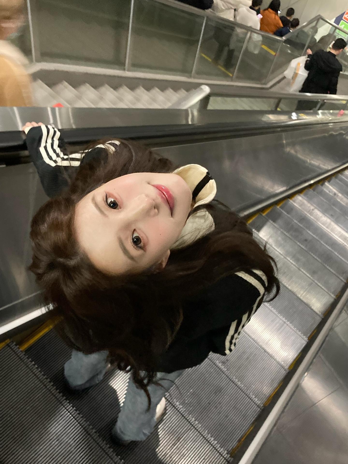 最想依靠的肩膀 是否和我同心 最想牵的手 又是否想与我同行