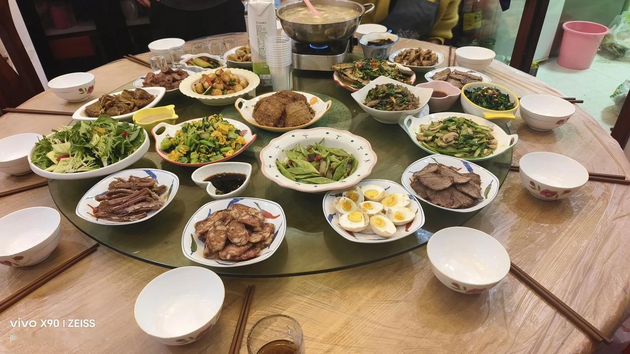 回想过去，春节假期都是自己在家里待客。闺蜜的这一桌美食又勾起了我们的回忆[祈祷]