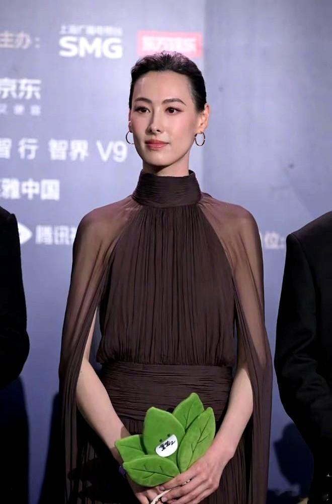47岁章子怡和38岁梁洛施，在红毯上撞衫了，同一条酒红色露背裙。 章子怡浑身珠光