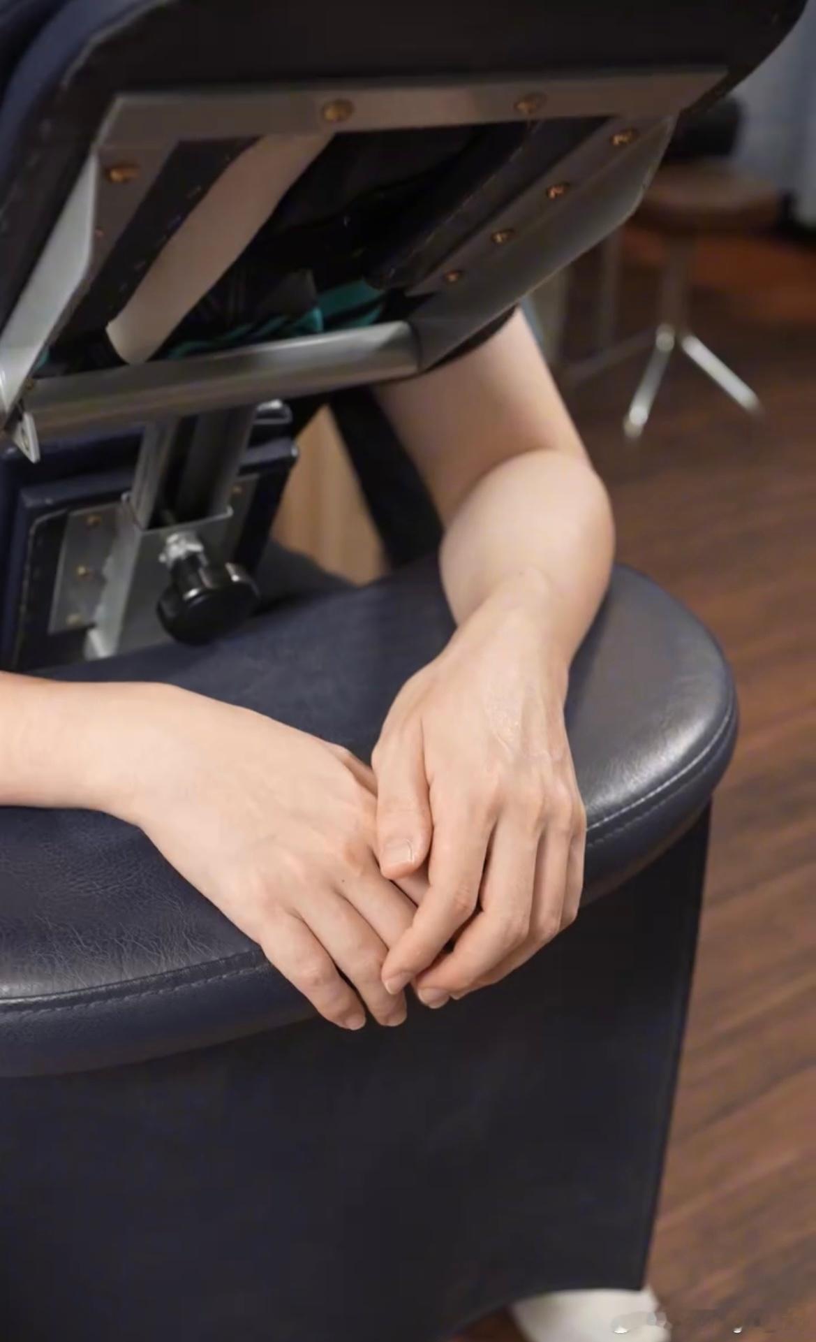 想起来“他的手好嫩”（看起来还很软 ​​​