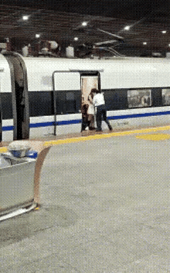 不懂就问？

她为何要下车，

她难道不知道很危险吗？