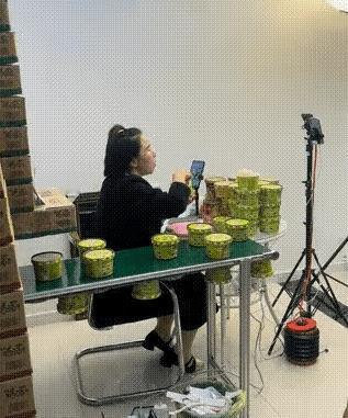 靠忽悠人赚钱，能长久吗？！原来，一些网红直播时，所谓“工厂直发”的镜头只是个假象