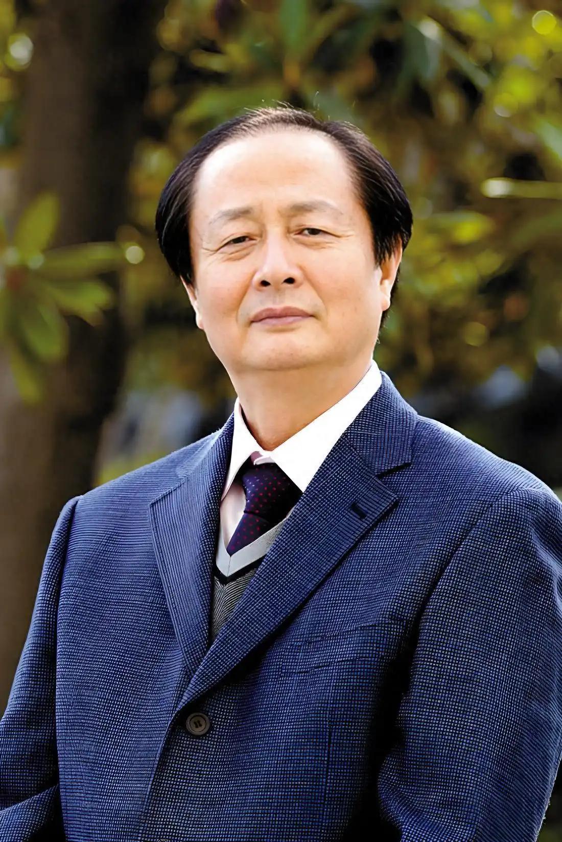 刚丧妻一年就找替身？这就是艺术家的深情？2003年，凭《好汉歌》《红高粱》配乐火