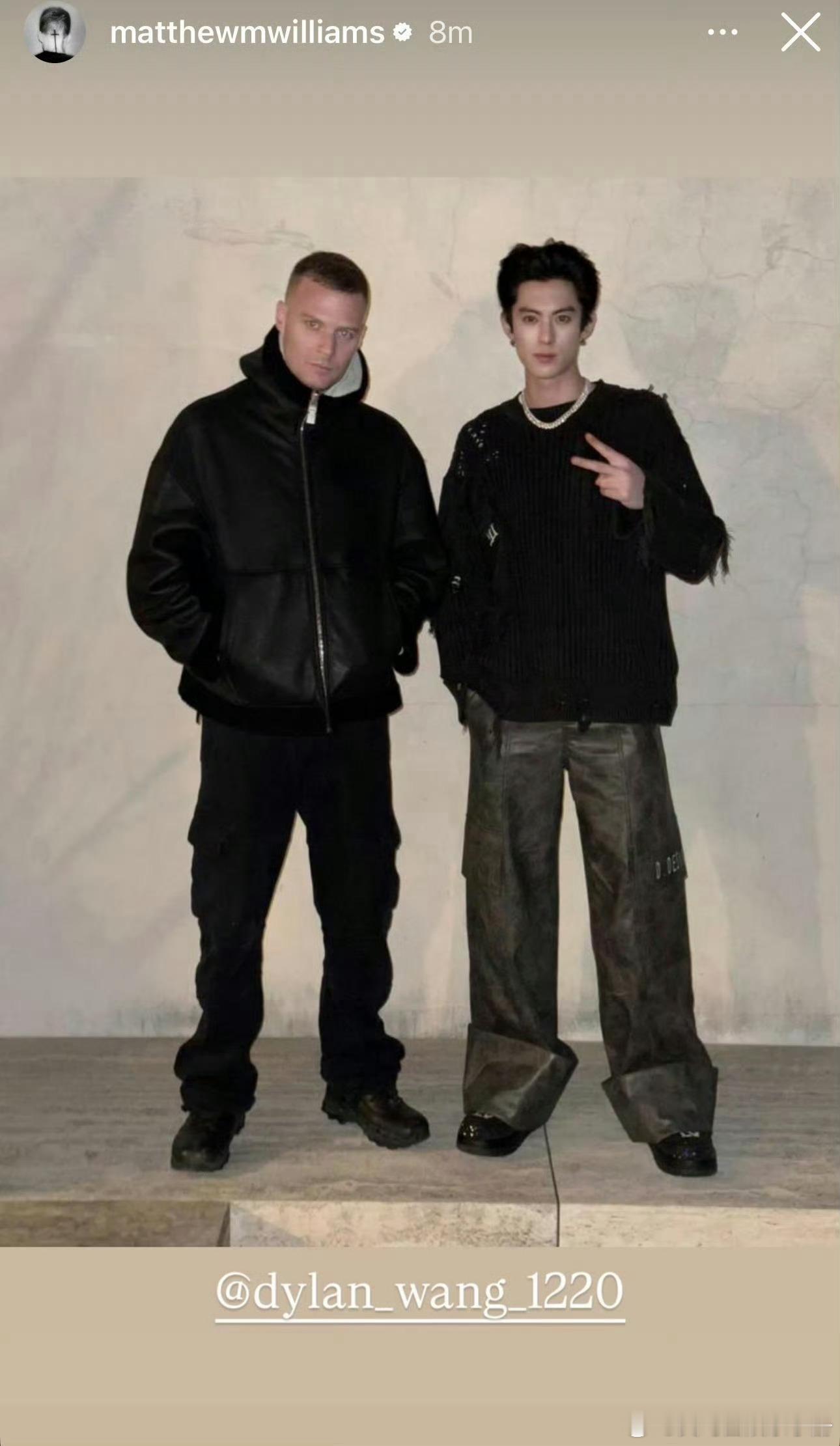 王鹤棣和前纪梵希总监的联名发布会 