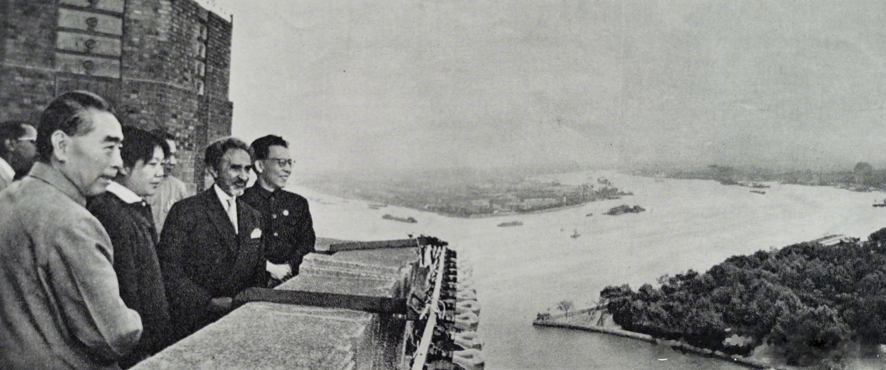 1971年10月11日埃塞俄比亚皇帝海尔-塞拉西登上上海大厦，俯瞰上海全景，听取