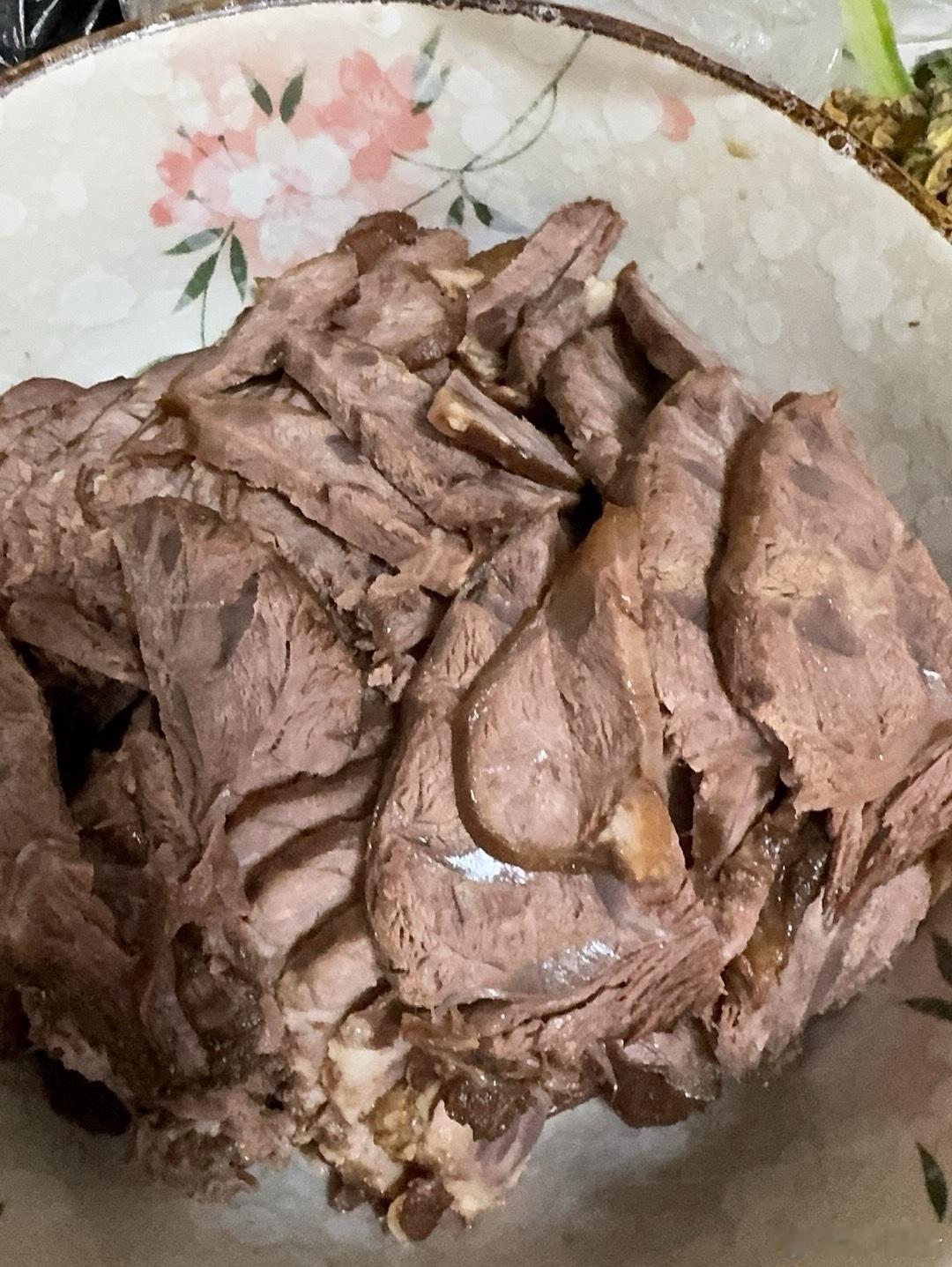 卤牛腱子泡了一晚上返图！感觉成功了一半，有味道但是不够香，是不是料放少了？下次再