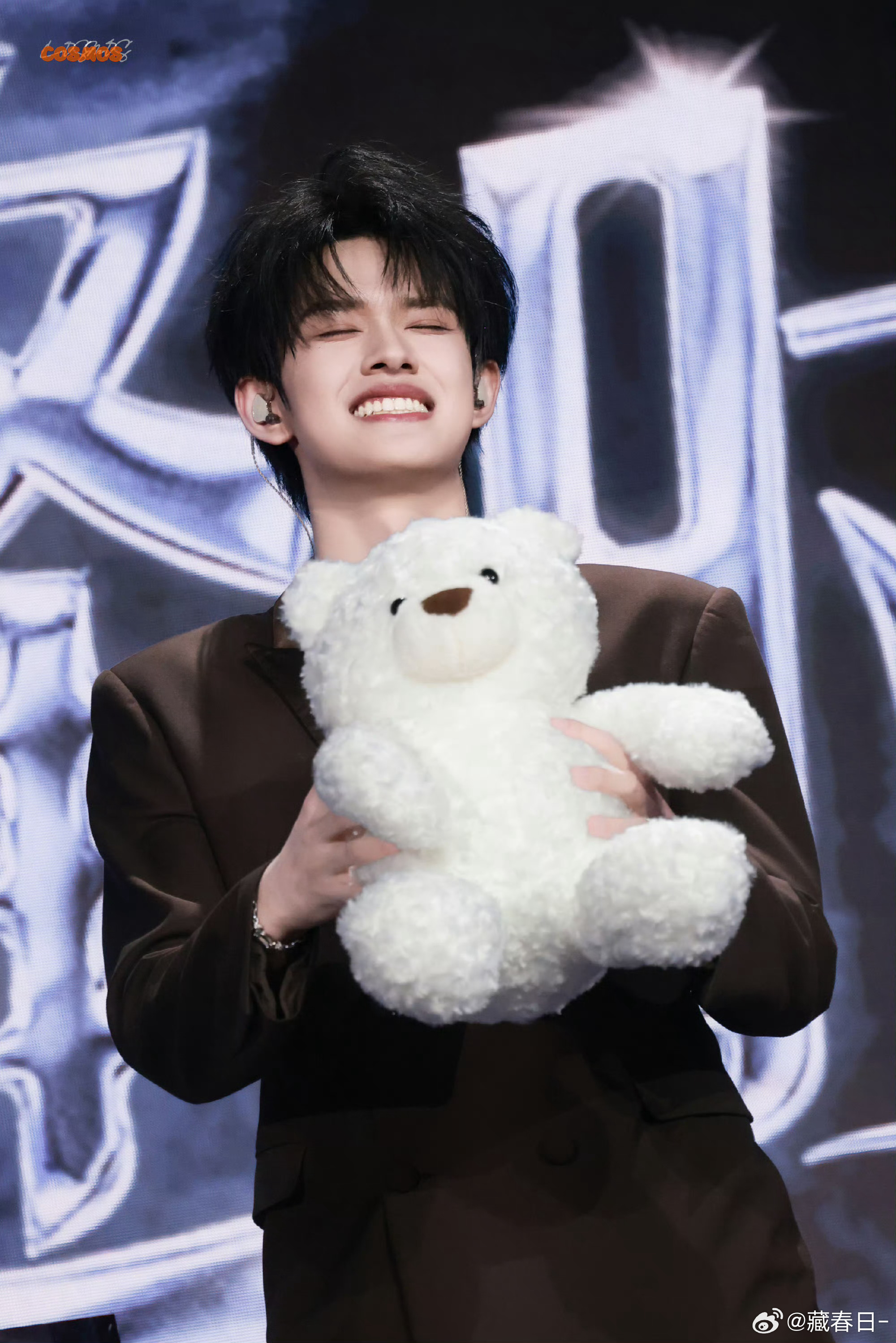 张极唱新歌张极成长分享会新歌首唱原来张极说的小惊喜就是新歌首唱！立麦一立，新歌一