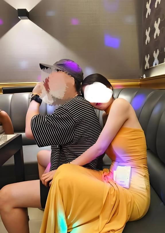 重庆，52岁男子周某，背着自家老婆和46岁的林某偷偷来往大半年，两人借着买菜、散