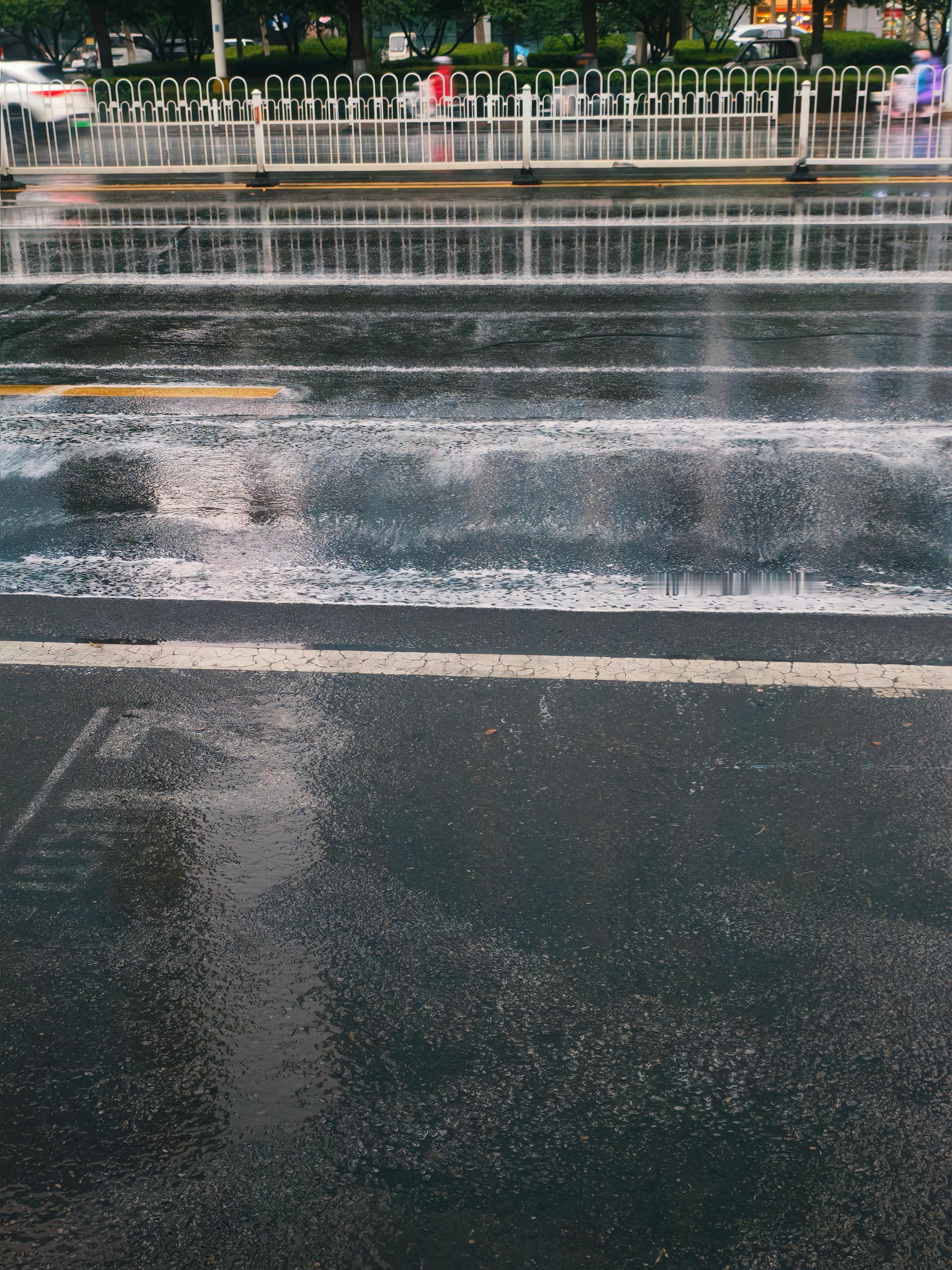 因为下雨 老板让我们提前下班一小时！(题外话 今年下雨地上有白色沫沫是怎么回事)