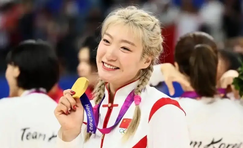 你根本不知道李梦的身体条件有多夸张。 李梦1米83的个头，体重90公斤，身上全是