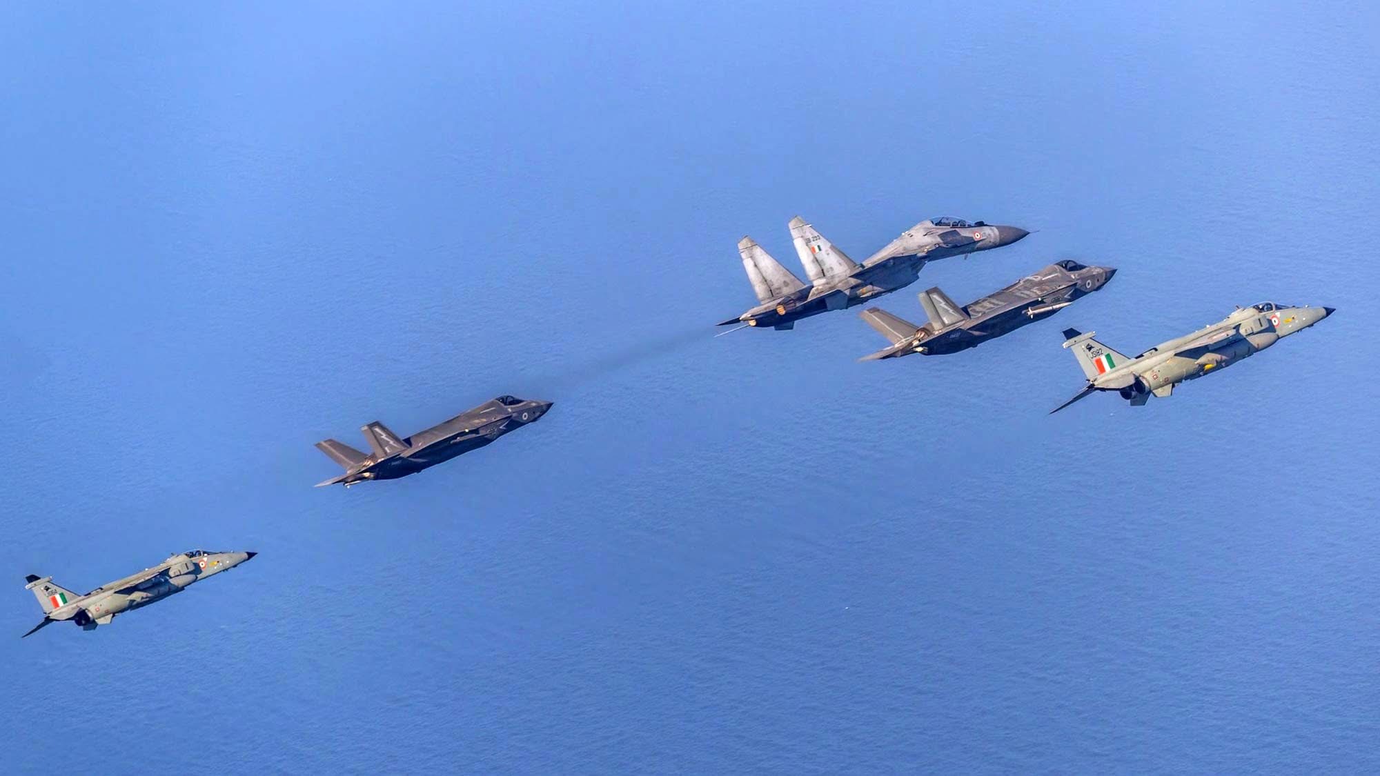 英国皇家空军（RAF）放出的图比之前皇家海军和印度空军放出来的（）更清晰一些，并