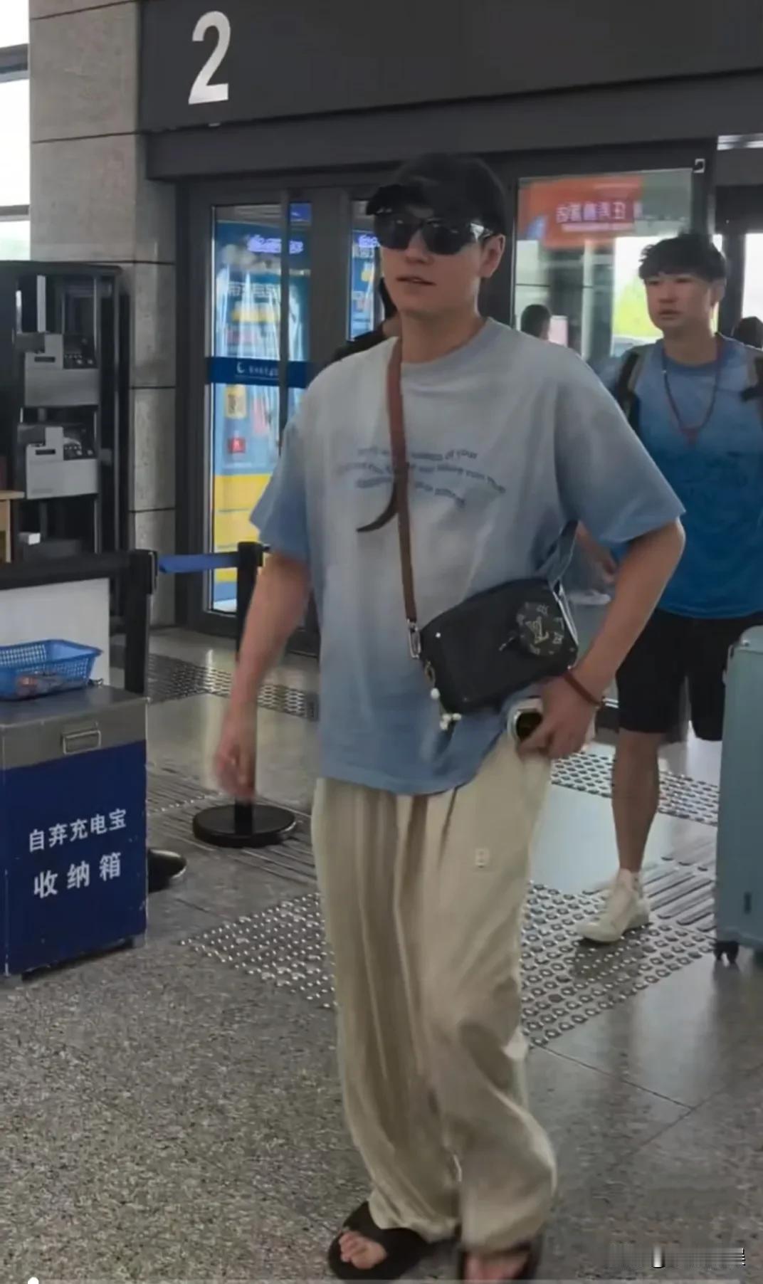 秦俊杰现身机场，35岁的他，外形依然帅气，感觉他身上没有了以前的锐气，低调了好多