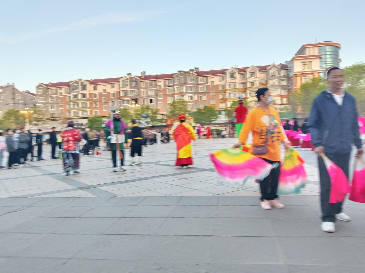 热闹的广场舞，色彩斑斓的舞步，欢快的氛围！💃🏻🎉男男女女穿着彩色衣服在跳舞