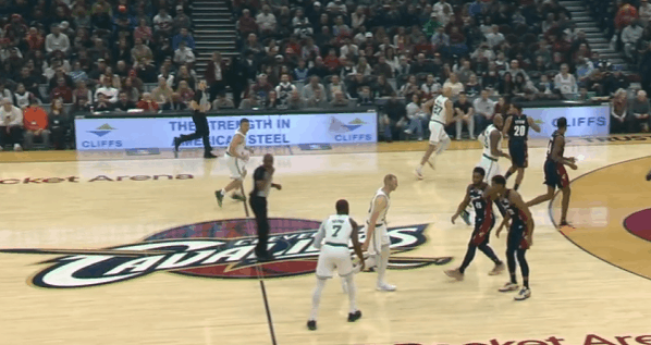 普理查德技术欣赏：对阵骑士爆砍42分，打出赛季最佳一战“车库战神”普理查德在今天