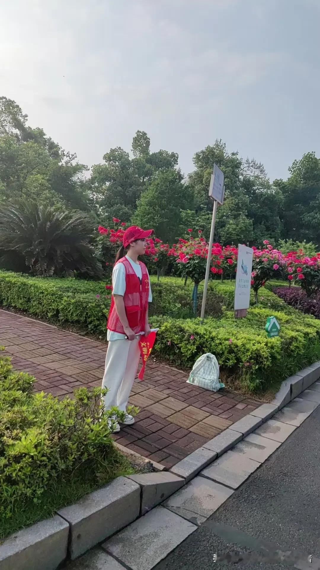 志愿红+青春绿，共绘文明交通新画卷
 
        当“志愿红”与“青春绿”