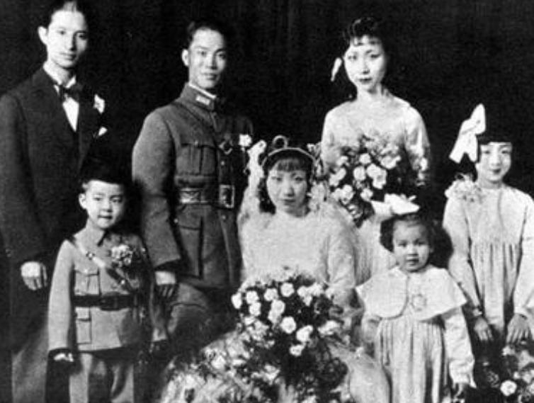 1925年，外出7年的陈诚终于回家，妻子迫不及待脱掉衣服爬到床上，谁知却被陈诚一