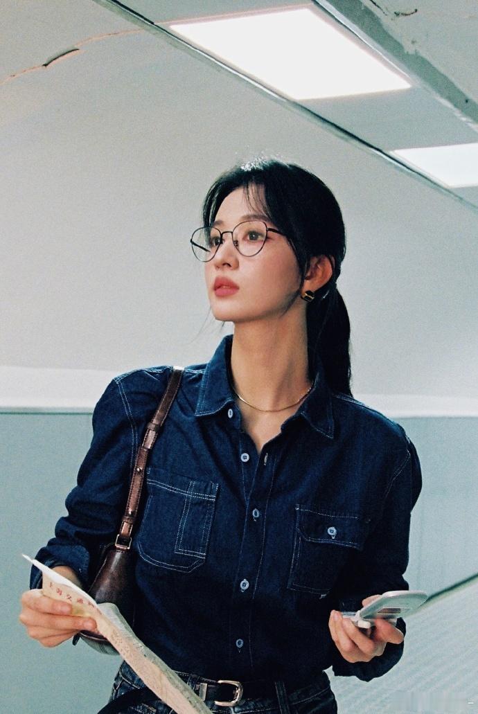 王楚然眼镜牛仔衣高智感，哦莫哦莫被这个王楚然美晕了，完全高智感姐姐啊