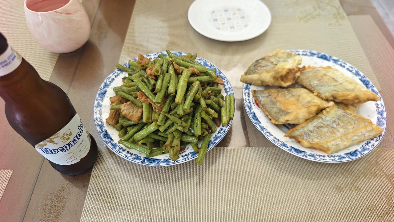 和小胖现在每天就一顿正餐，早上永远都是粥大饼子咸菜，下午三点左右的这顿正餐也越来