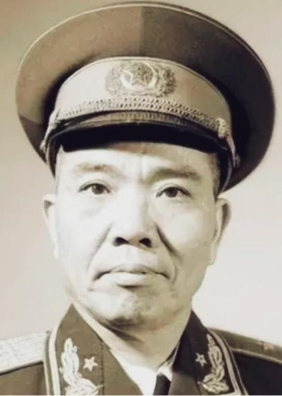 1950年开国中将当众拍桌怒吼！红34师全师殉国，全军只剩他一名团级干部
 
信