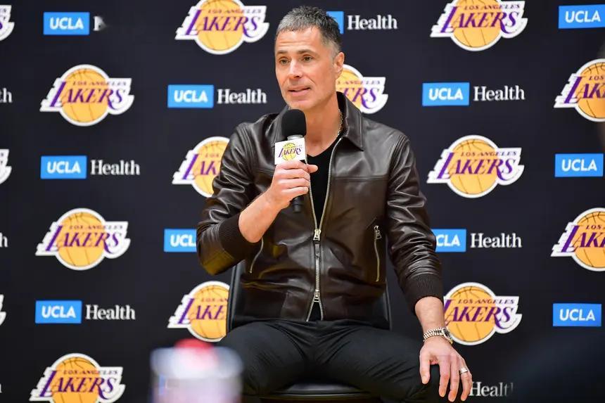 一位前NBA高管敦促马克·沃尔特解雇罗布·佩林卡。“如果湖人继续留用佩林卡，他们